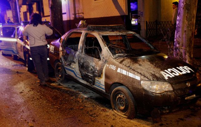 Ira en la madrugada. Familiares y amigos de Eric Ponce atacaron la comisaría 49ª y quemaron 14 patrulleros.