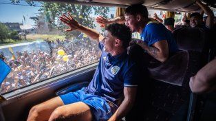 Ignacio Ovando se prende a la euforia de los hinchas en la partida del plantel desde la concentración de Arroyo Seco.