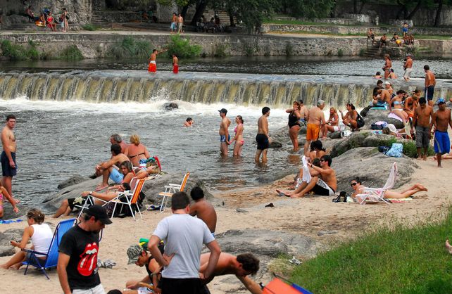 Aire libre. En Córdoba la gente se instaló en la costa de los ríos.
