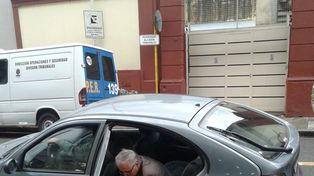 Trámite. Diariamente, Justo Ilarraz llega en auto al edificio de tribunales..