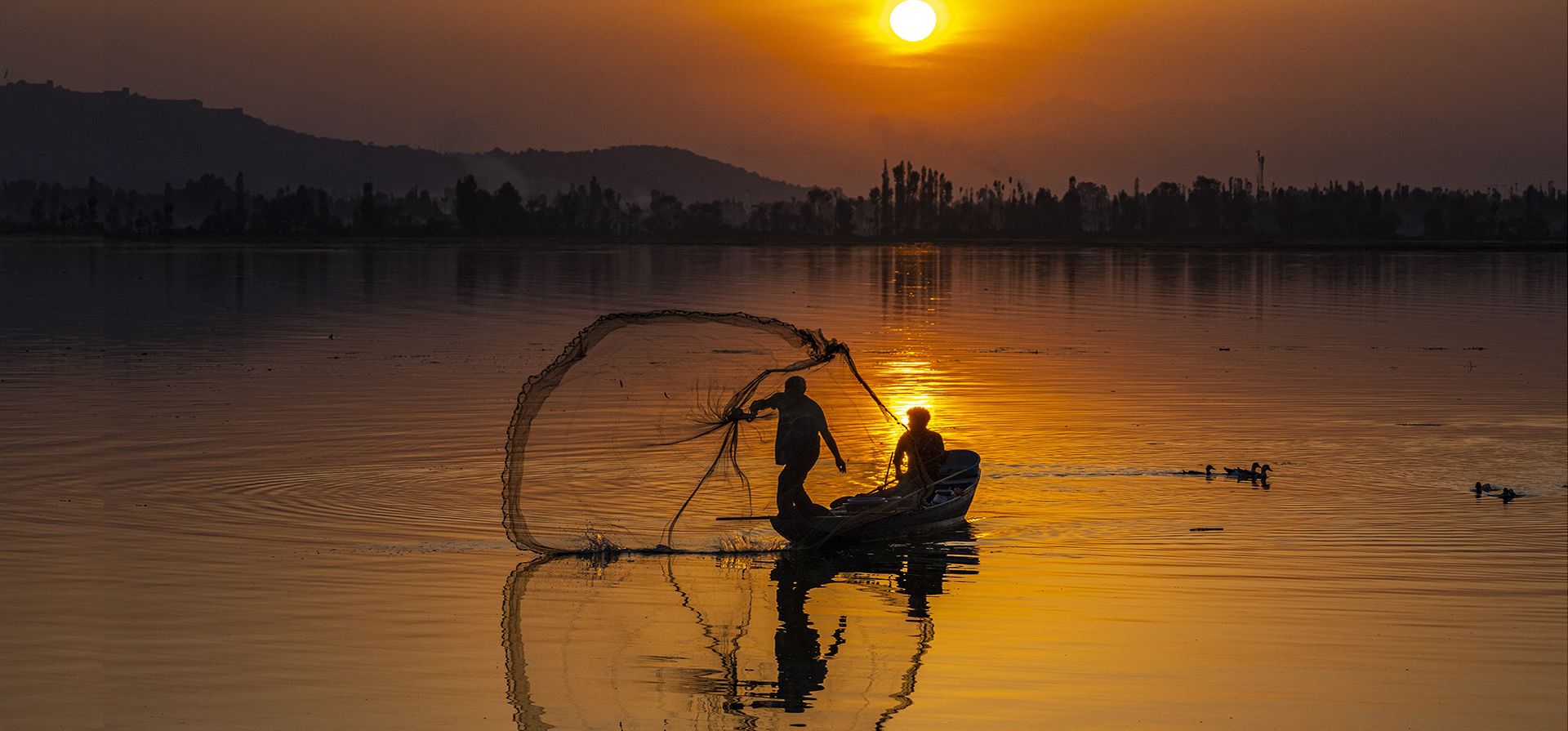Un pescador de Cachemira arroja su red durante la puesta de sol en el lago Dal en Srinagar, Cachemira controlada por India, el viernes 1 de septiembre de 2023. (Foto AP/Dar Yasin) Un pescador de Cachemira arroja su red durante la puesta de sol en el lago Dal en Srinagar, Cachemira controlada por India, el viernes 1 de septiembre de 2023. (Foto AP/Dar Yasin)