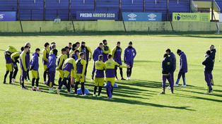 Miguel Angel Russo, cara a cara con sus dirigidos. Esta vez el DT meterá mucha mano en el equipo.