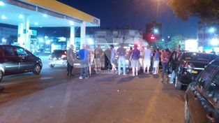 Continuarán durante la noche los cortes y protestas por el crimen del taxista