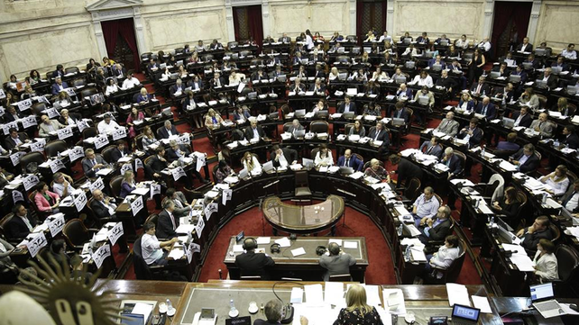 Los diputados suben sus sueldos con cada aumento de la nafta