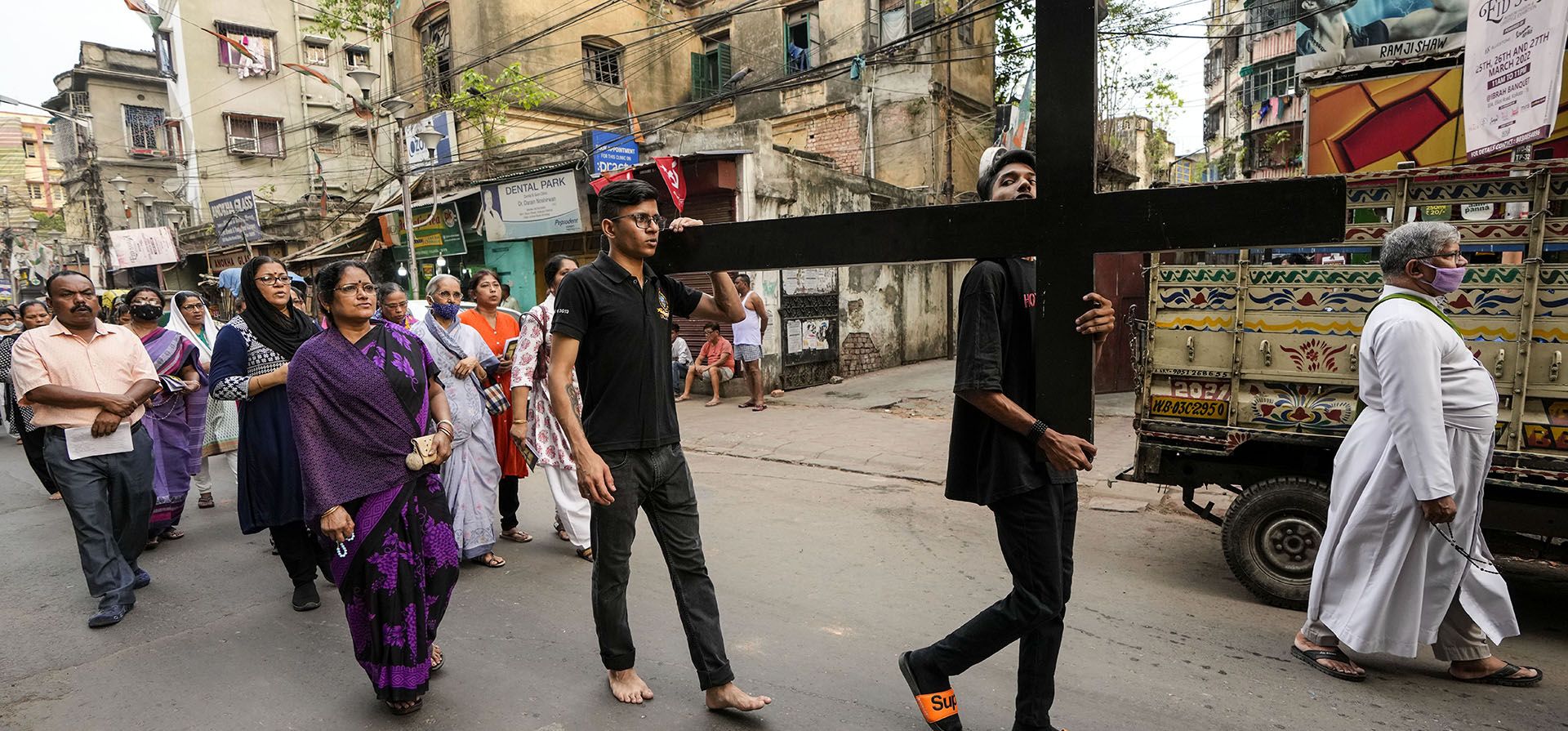Cristianos participan en una procesión del Viernes Santo en Calcuta, India, el viernes 15 de abril de 2022. Cristianos de todo el mundo asisten a simulacros de crucifixiones y obras de teatro de la pasión que marcan el día en que Jesucristo fue crucificado.