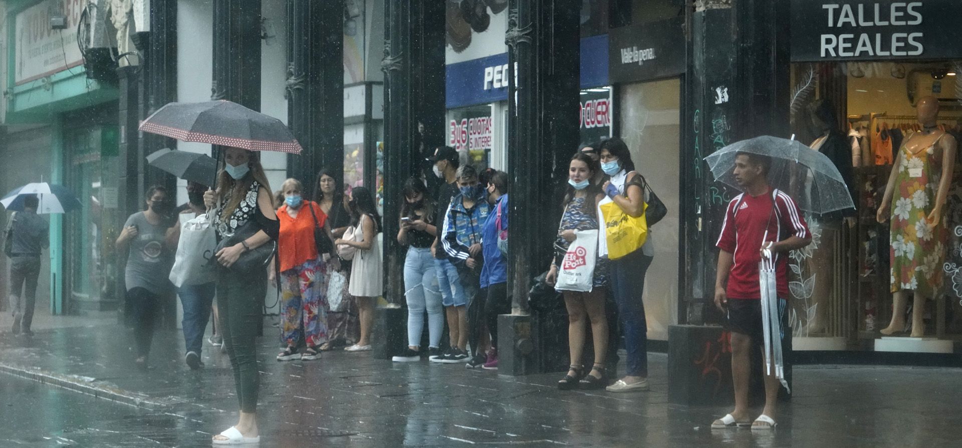 Rosario tuvo lluvia, pero fue por poco tiempo. El martes por la tarde el cielo se puso oscuro y un aguacero de algunos minutos sorprendió a los rosarinos, aunque el alivio fue efímero. Foto: Silvina Salinas / La Capital