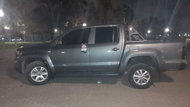 La camioneta Volkswagen que fue robada en el oeste del conurbano bonaerense apareció en un taller mecánico de barrio Cristalería de Rosario.