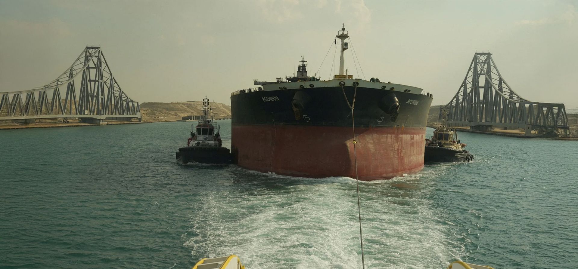 Remolcadores remolcan el MT Sounion, registrado en Grecia, que fue atacado por militantes hutíes de Yemen en el Mar Rojo el año pasado, a través del Canal de Suez, Ismailia, Egipto. Fotografía: Autoridad del Canal de Suez/Reuters Remolcadores remolcan el MT Sounion, registrado en Grecia, que fue atacado por militantes hutíes de Yemen en el Mar Rojo el año pasado, a través del Canal de Suez, Ismailia, Egipto. Fotografía: Autoridad del Canal de Suez/Reuters