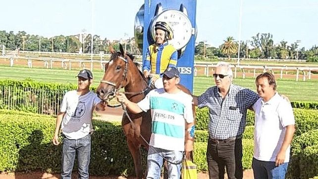 Comenzó este 2024 con un primer puesto en el hipódromo de San Isidro y suma 56 victorias en su carrera por convertirse en profesional