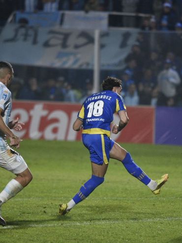 Julián Fernández hizo volar alto a Central para estar más cerca del techo de la tabla anual