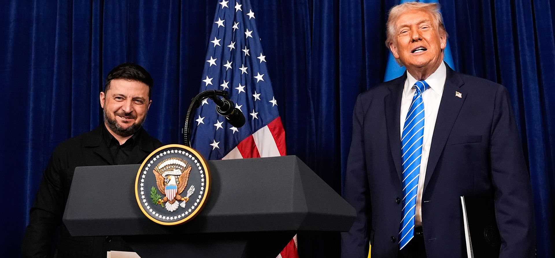El presidente Donald Trump y su homólogo ucraniano, Volodymyr Zelenskyy, salen de una conferencia de prensa conjunta en el club Mar-a-Lago de Trump, el domingo 28 de diciembre de 2025, en Palm Beach, Florida. (AP Foto/Alex Brandon) El presidente Donald Trump y su homólogo ucraniano, Volodymyr Zelenskyy, salen de una conferencia de prensa conjunta en el club Mar-a-Lago de Trump, el domingo 28 de diciembre de 2025, en Palm Beach, Florida. (AP Foto/Alex Brandon)
