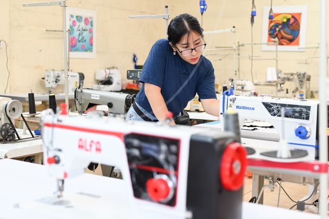 Villa Gobernador Gálvez: la Textil Municipal Arcoíris incorporó 26 nuevas máquinas de coser a su taller
