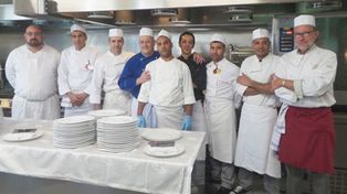 Una cárcel de Milán abrió un restaurante atendido por los presos, y no da abasto