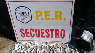 Paraná: Le cayó al fondo de la casa una lata con 60 dosis de cocaína