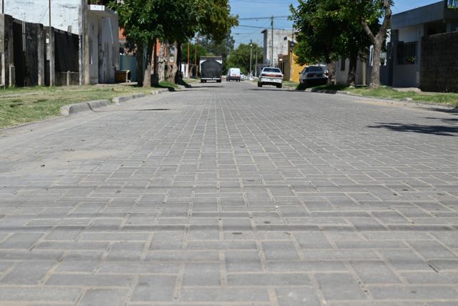 El adoquinado se realiza con material producido en la ciudad y en los próximos días se realizará una reunión informativa sobre los próximos barrios a cubrir.
