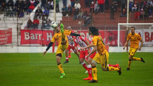 El Decano debutó con una derota ante Flandria como local
