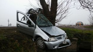 Dos muertos al despistar un auto y chocar contra un árbol