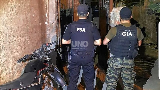 Arrestan a vendedores barriales de drogas en varios allanamientos en Villa Gobernador Gálvez