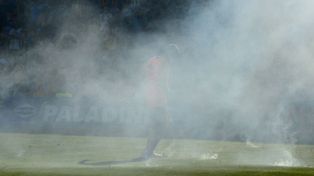 Algunos hinchas arrojaron bombas de estruendo y bengalas durante el partido que se disputó ante el Taladro.