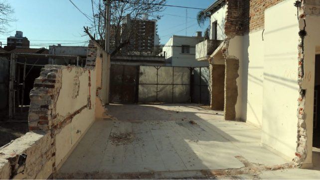 Bº Mariano Comas: se demolió la casa lindante a la que explotó por pérdida de gas 