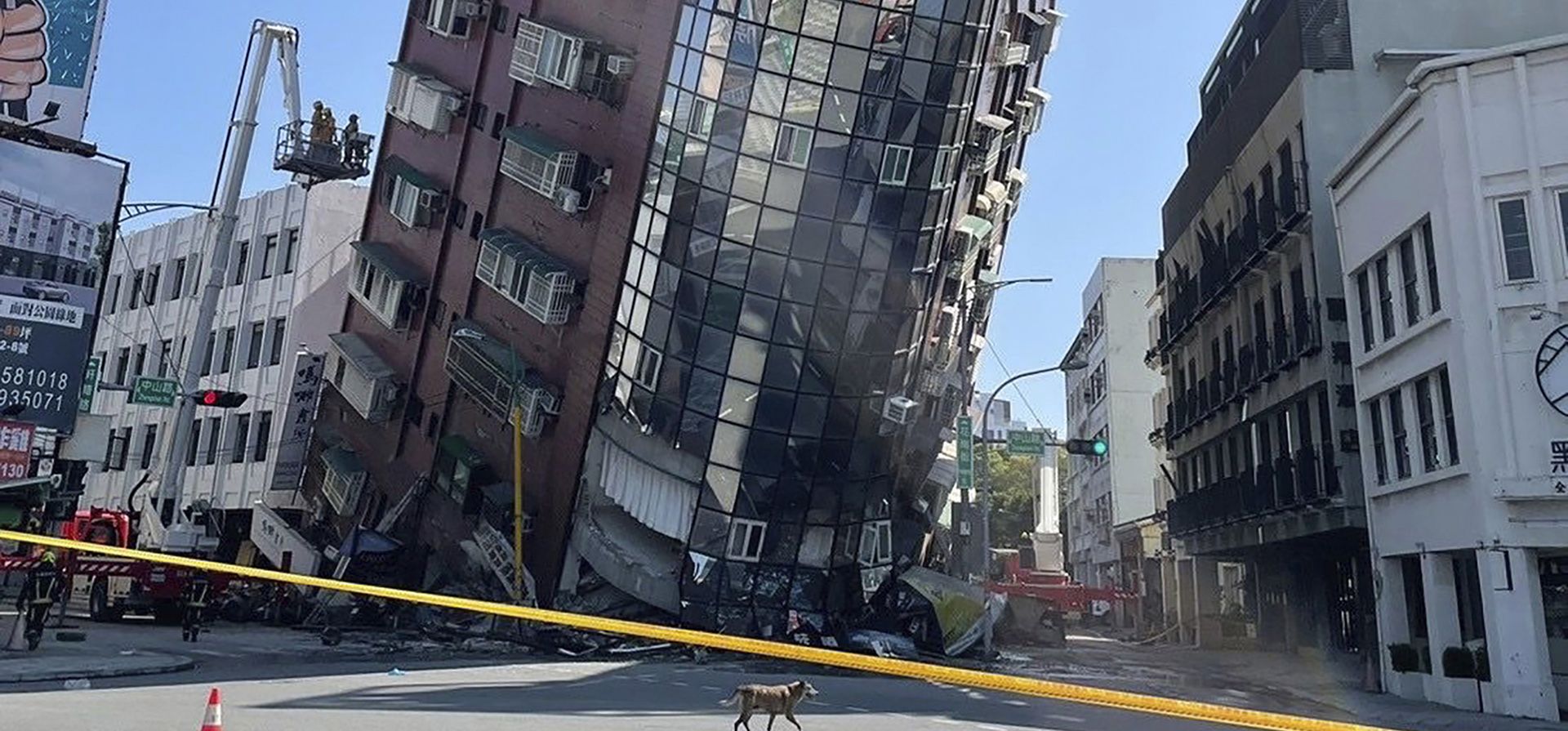Imagen de video, se ve un edificio parcialmente derrumbado en Hualien, al este de Taiwán, el miércoles 3 de abril de 2024. Un poderoso terremoto sacudió toda la isla de Taiwán la madrugada del miércoles, derrumbando edificios en una ciudad y creando Un tsunami que arrasó las costas de las islas japonesas. (TVBS vía AP) Imagen de video, se ve un edificio parcialmente derrumbado en Hualien, al este de Taiwán, el miércoles 3 de abril de 2024. Un poderoso terremoto sacudió toda la isla de Taiwán la madrugada del miércoles, derrumbando edificios en una ciudad y creando Un tsunami que arrasó las costas de las islas japonesas. (TVBS vía AP)