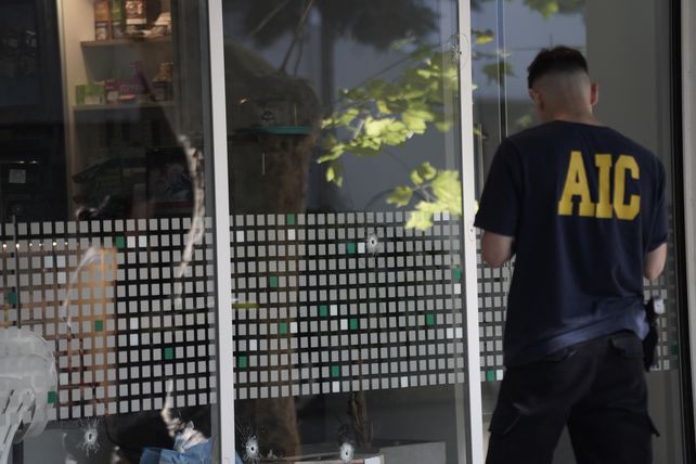 Analizan cámaras de seguridad para identificar a quienes atacaron el super del suegro de Messi