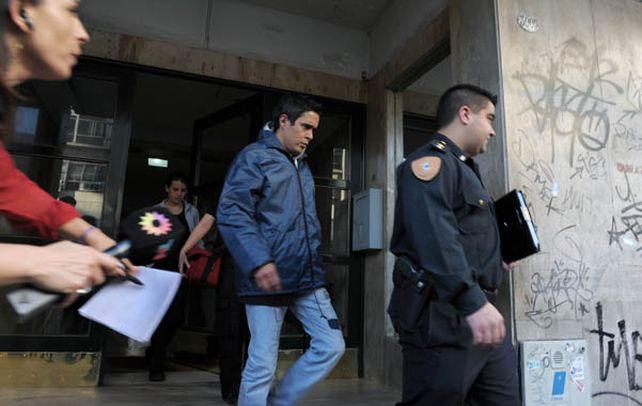 Adentro. Funcionarios judiciales y policiales allanaron el departamento de avenida Córdoba 3005
