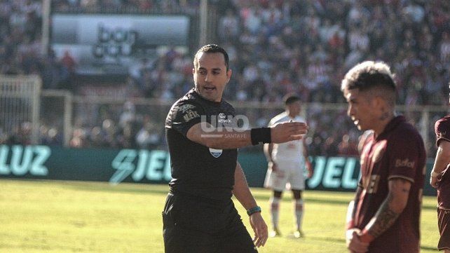 Unión, con la guardia alta por el árbitro Fernando Espinoza Unión, con la guardia alta por el árbitro Fernando Espinoza