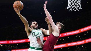 Boston batió a Cleveland y se afirmó en la punta del Este