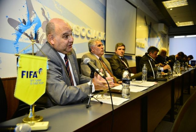 Los futbolistas uruguayos levantaron la huelga