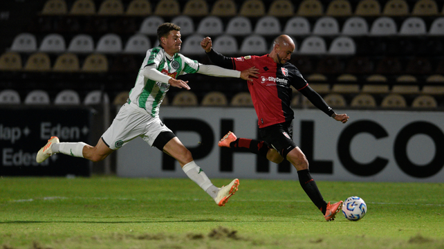Cocoliso González está listo para sacar el remate frente a Kimberley en el partido del debut de Newell’s en la Copa Argentina.