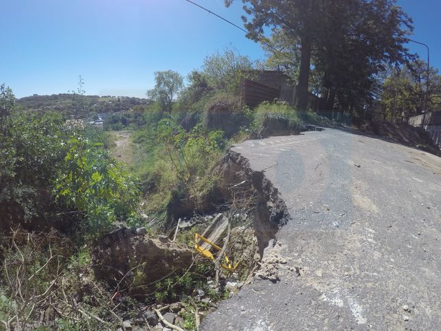 La barranca de calle Osinalde se comió una mano de la arteria