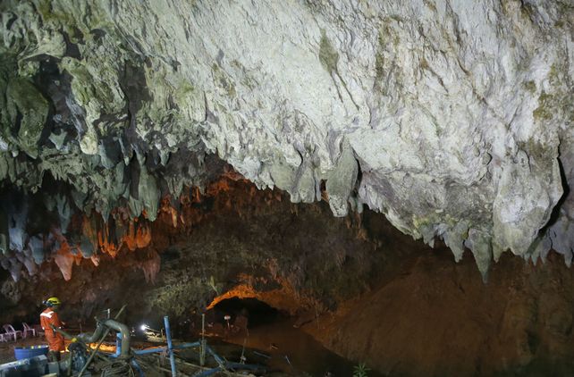 Carrera contrarreloj de los rescatistas para ingresar a la gruta que permanece semianegada.&nbsp;