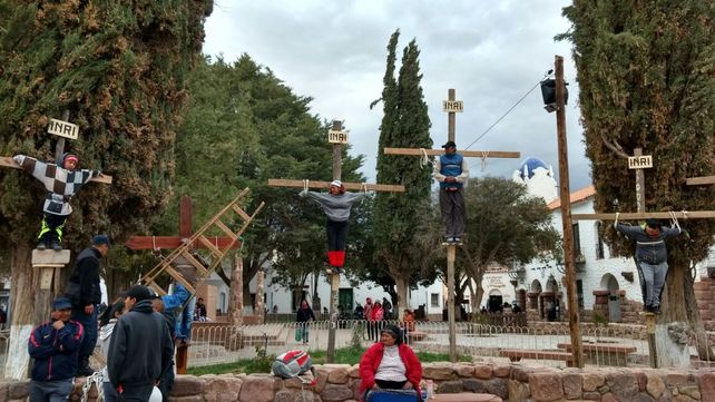 Escándalo por un acto en el que crucificaron a un nene de 9 años