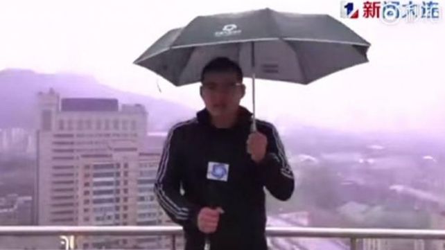 Le cayó un rayo cuando daba el informe del tiempo en vivo