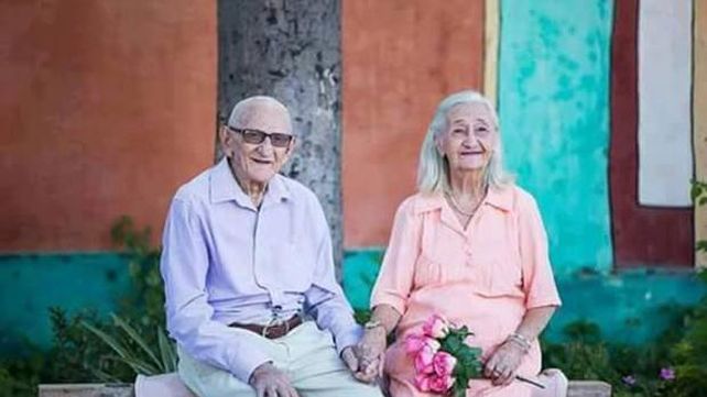 Una pareja de ancianos celebró su 65 aniversario con la sesión de fotos más romántica de Facebook