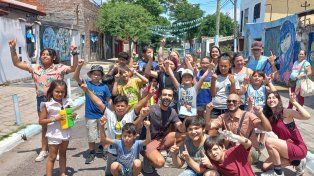 Jack Nicas, periodista del New York Times, posó con chicos de un barrio humilde que estaban recorriendo el circuito Messi del programa municipal Turista en mi ciudad.