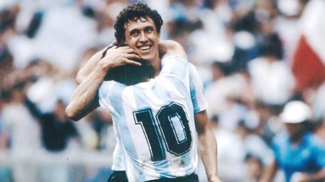 Abrazo de gol entre Maradona y Valdano en la selección.