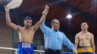 Ayrton Segovia viene de ganar por nocaut técnico en el sexto asalto.