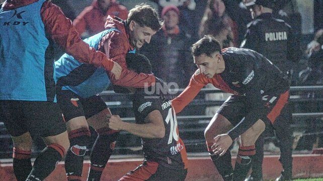 Laureano Troncoso anotó el primer gol con la camiseta de Colón ante Tigre en Santa Fe.