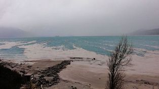 Las impresionantes fotos del lago Nahuel Huapi tras la lluvia de cenizas en el sur