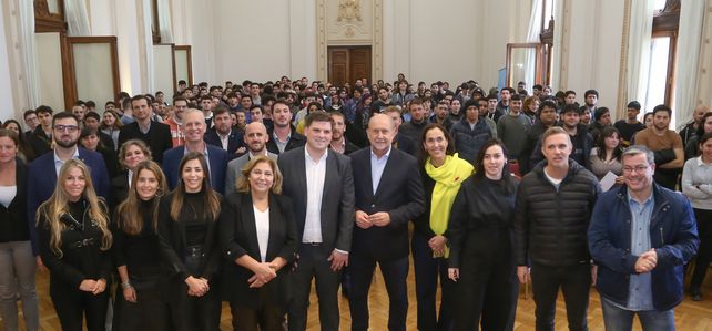 El gobernador participó de la entrega de tarjetas de “Argentina Programa 4.0”