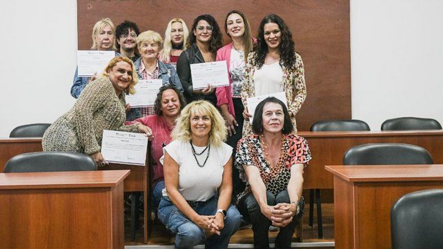La Municipalidad de Paraná y Facultad de Ciencias Económicas entregan certificados a personas del colectivo LGTBIQ+ tras taller sobre herramientas informáticas