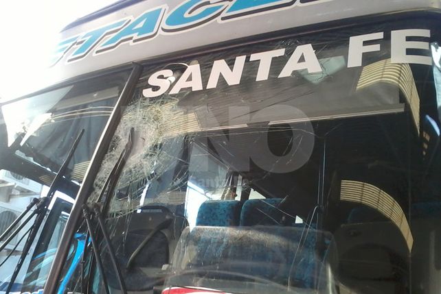 Así quedó la unidad de la empresa Etacer luego del ataque con piedras.