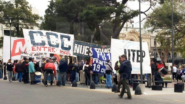 En el Día del Maestro, Agmer Paraná y distintas organizaciones, marchan y reclaman
