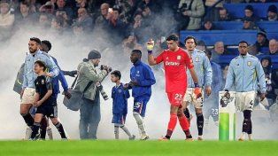Dibu Martínez fue figura en el triunfo ante Chelsea.