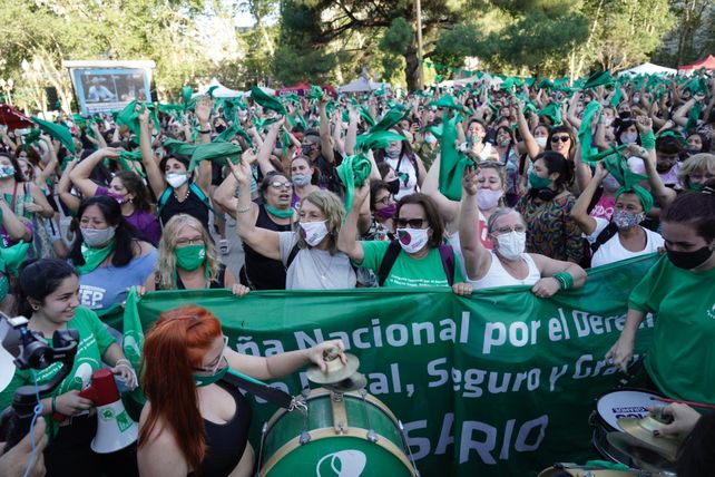 Pañuelazo verde en la plaza San Martín: multitudinaria vigilia en apoyo al aborto legal