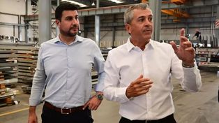 El diputado nacional y precandidato a gobernador por Santa Fe, Marcos Cleri, durante su visita a la planta de la empresa Navarro, en el Parque Industrial de Pérez.