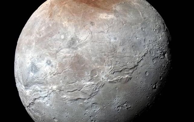 Impactante. Caronte fue fotografiada de cerca por una sonda de la Nasa.