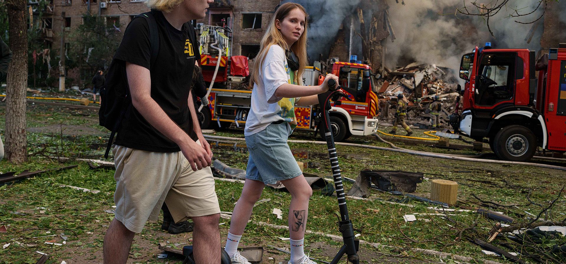 Una joven con un monopatín eléctrico pasa frente a un edificio residencial humeante, destruido por un ataque ruso en el barrio de Lukianivka, en Kiev, Ucrania, el domingo 24 de mayo de 2026. (Foto AP/Evgeniy Maloletka) Una joven con un monopatín eléctrico pasa frente a un edificio residencial humeante, destruido por un ataque ruso en el barrio de Lukianivka, en Kiev, Ucrania, el domingo 24 de mayo de 2026. (Foto AP/Evgeniy Maloletka)